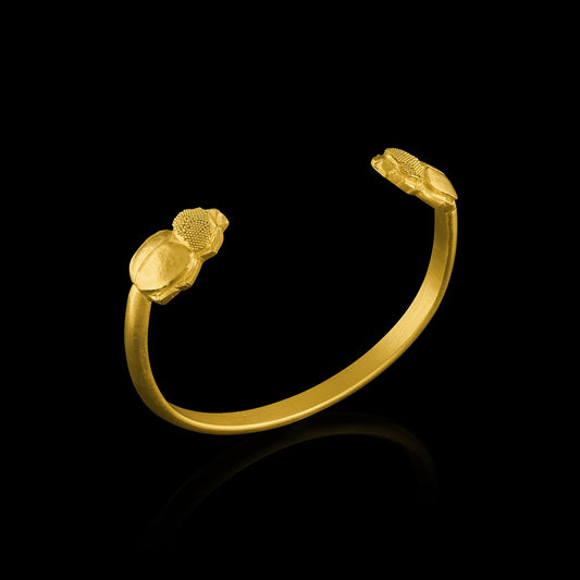 A 22-karat gold cuff bracelet with scarab beetle terminals - 3/4 view