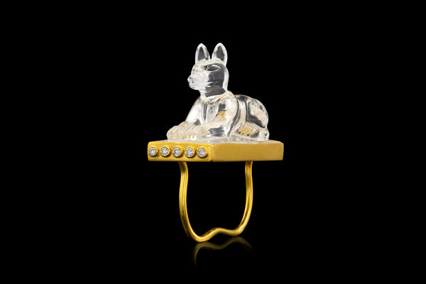 Rock crystal carved Anubis, set in 22k yellow gold double ring. 3/4 view.