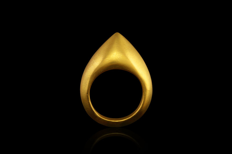 A hollow gold point ring, raise by hand, inspired by the ancient design of archer's rings. Side view.