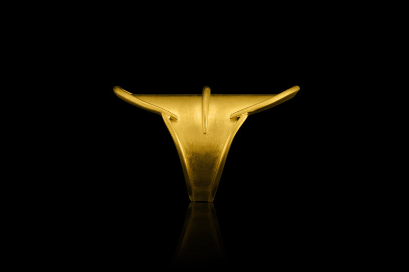 A shield-shaped 22k gold ring - side view